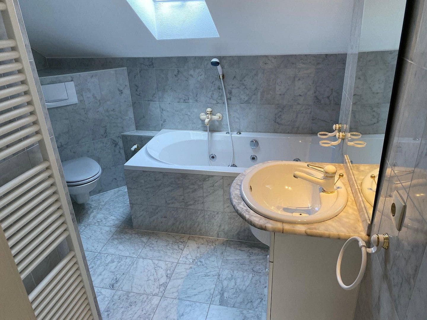 Pronájem bytu 7+1 200 m², Am Blütenhang 10, Bodman-Ludwigshafen, Bádensko-Württembersko Pronájem bytu 7+1 200 m², Am Blütenhang 10, Bodman-Ludwigshafen, Bádensko-Württembersko