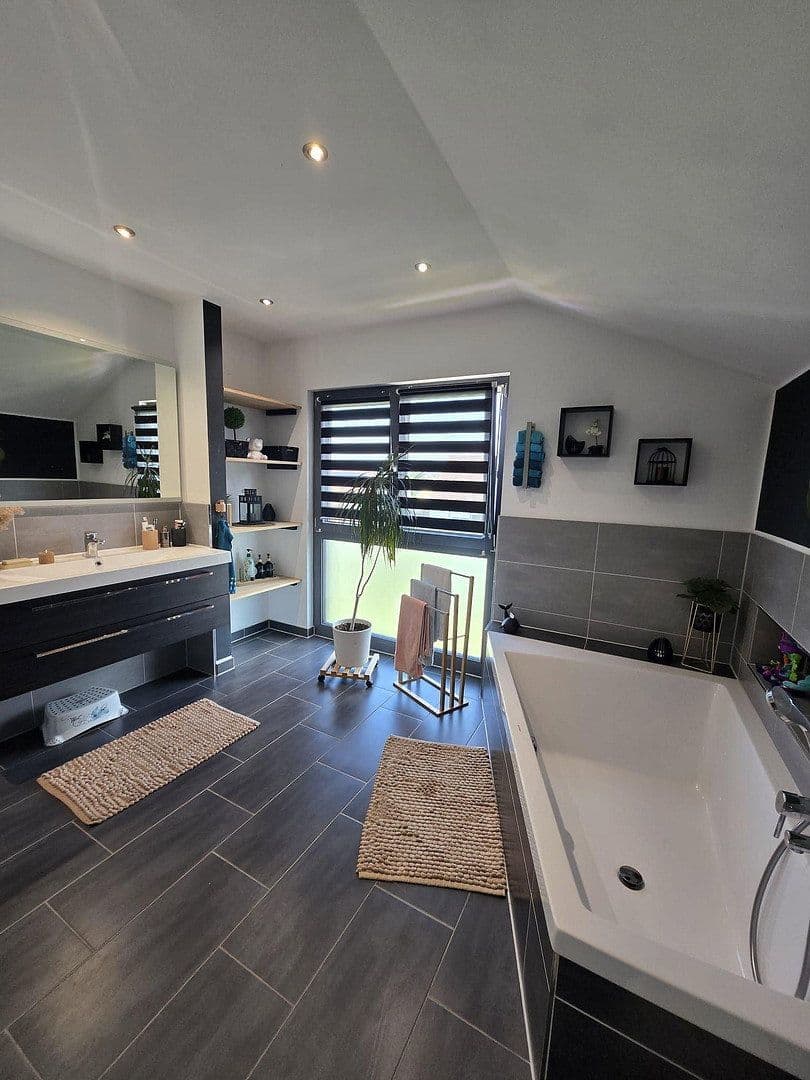 Prodej domu 193 m², pozemek 563 m², Raphaelstraße 1a, Dentlein am Forst, Bavorsko Prodej domu 193 m², pozemek 563 m², Raphaelstraße 1a, Dentlein am Forst, Bavorsko