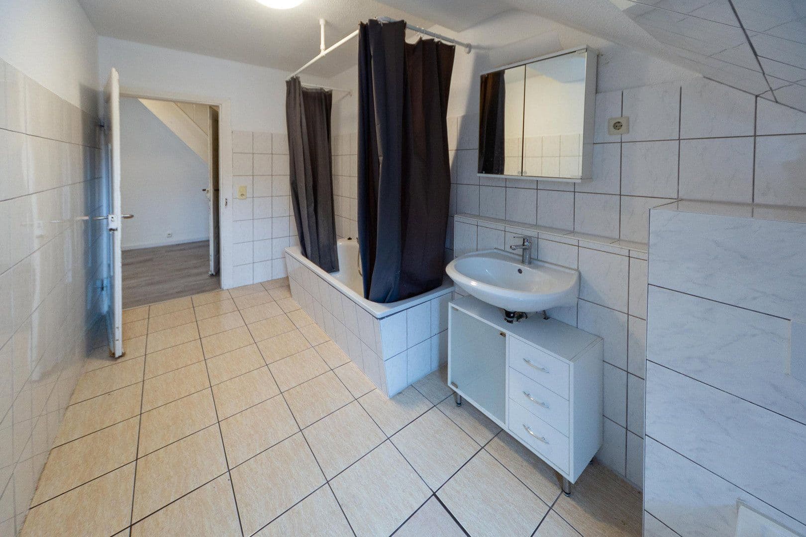 Pronájem bytu 5+1 106 m², Schillerstraße 8, Lichtenstein, Bádensko-Württembersko Pronájem bytu 5+1 106 m², Schillerstraße 8, Lichtenstein, Bádensko-Württembersko
