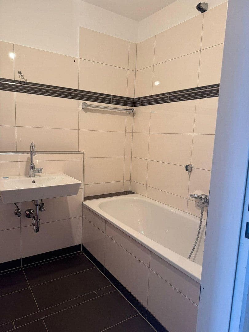 Pronájem bytu 3+1 89 m², Heerdter Landstr. 11, Düsseldorf, Severní Porýní-Vestfálsko Pronájem bytu 3+1 89 m², Heerdter Landstr. 11, Düsseldorf, Severní Porýní-Vestfálsko
