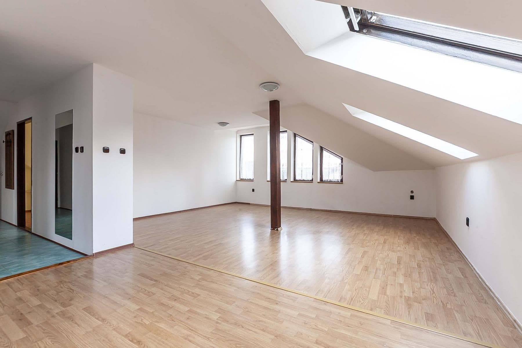 Prodej domu 270 m², pozemek 784 m², B. Němcové, Uhlířské Janovice, Středočeský kraj Prodej domu 270 m², pozemek 784 m², B. Němcové, Uhlířské Janovice, Středočeský kraj