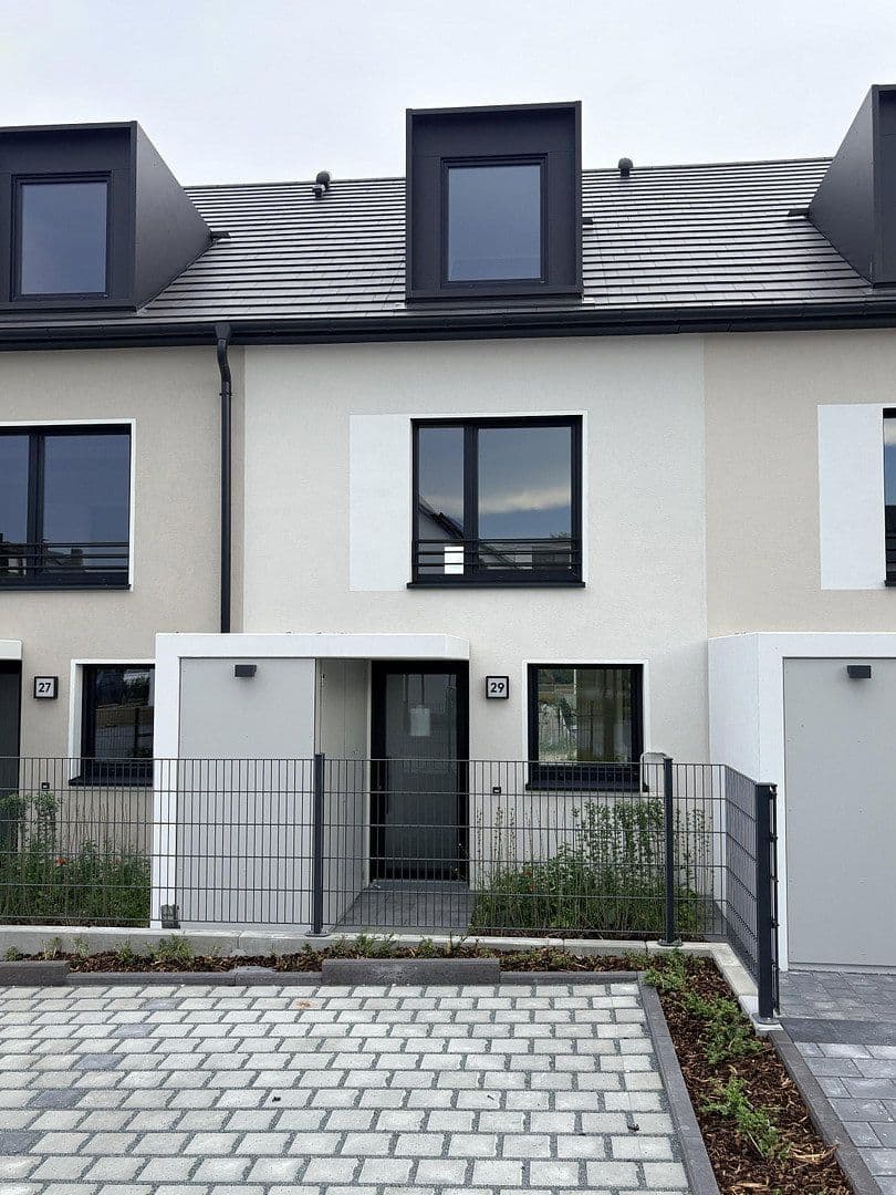Pronájem domu 145 m², pozemek 115 m², Lilienstrasse 29., Stein, Bavorsko Pronájem domu 145 m², pozemek 115 m², Lilienstrasse 29., Stein, Bavorsko
