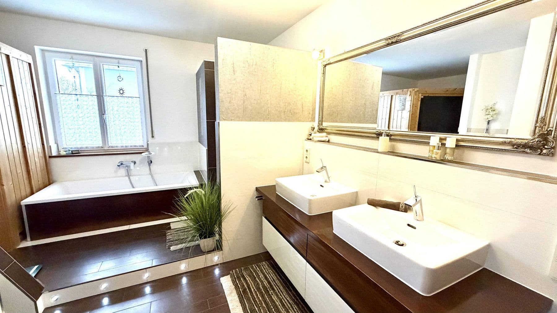 Prodej domu 265 m², pozemek 1.029 m², Osterhofen, Bavorsko Prodej domu 265 m², pozemek 1.029 m², Osterhofen, Bavorsko