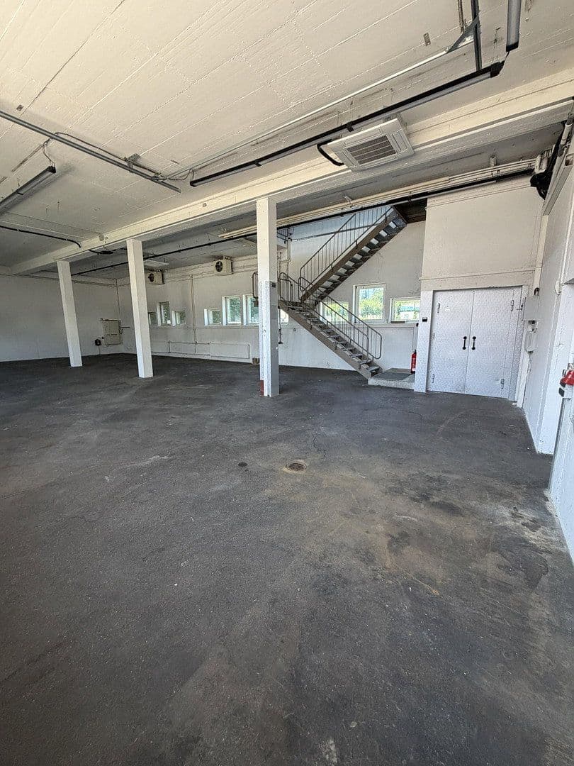 Pronájem nebytového prostoru 400 m², Esslingerstr.18, Altbach, Bádensko-Württembersko Pronájem nebytového prostoru 400 m², Esslingerstr.18, Altbach, Bádensko-Württembersko