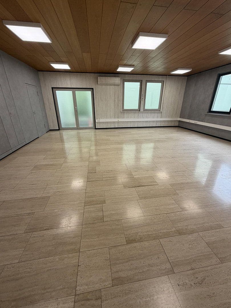 Pronájem nebytového prostoru 400 m², Esslingerstr.18, Altbach, Bádensko-Württembersko Pronájem nebytového prostoru 400 m², Esslingerstr.18, Altbach, Bádensko-Württembersko
