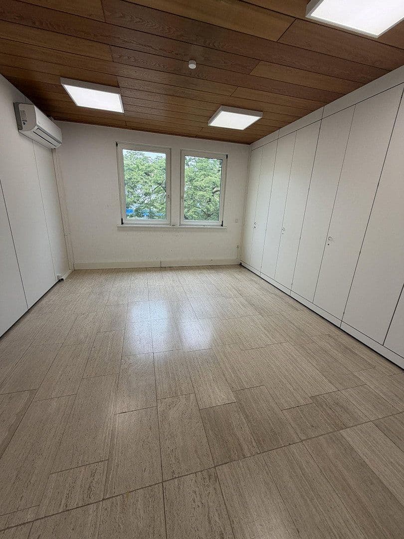 Pronájem nebytového prostoru 400 m², Esslingerstr.18, Altbach, Bádensko-Württembersko Pronájem nebytového prostoru 400 m², Esslingerstr.18, Altbach, Bádensko-Württembersko