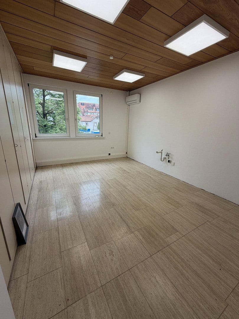 Pronájem nebytového prostoru 400 m², Esslingerstr.18, Altbach, Bádensko-Württembersko Pronájem nebytového prostoru 400 m², Esslingerstr.18, Altbach, Bádensko-Württembersko