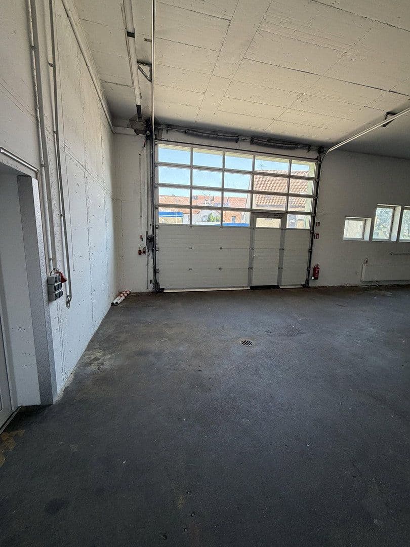 Pronájem nebytového prostoru 400 m², Esslingerstr.18, Altbach, Bádensko-Württembersko Pronájem nebytového prostoru 400 m², Esslingerstr.18, Altbach, Bádensko-Württembersko