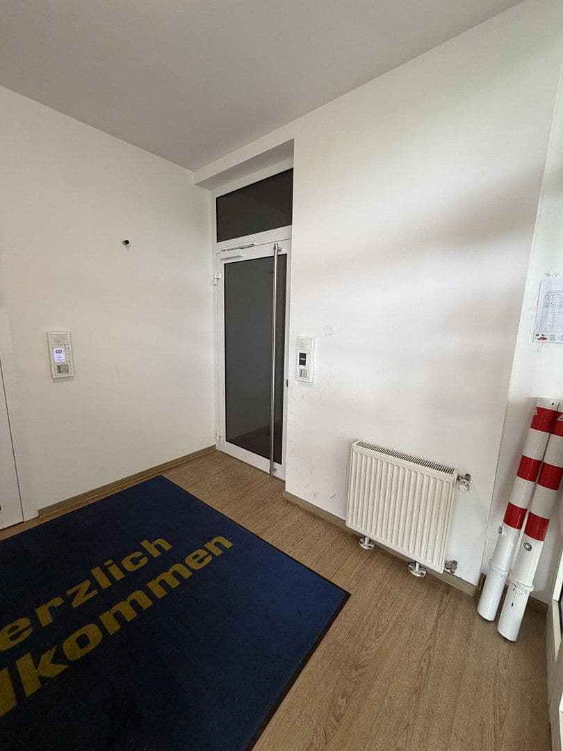 Pronájem nebytového prostoru 400 m², Esslingerstr.18, Altbach, Bádensko-Württembersko Pronájem nebytového prostoru 400 m², Esslingerstr.18, Altbach, Bádensko-Württembersko