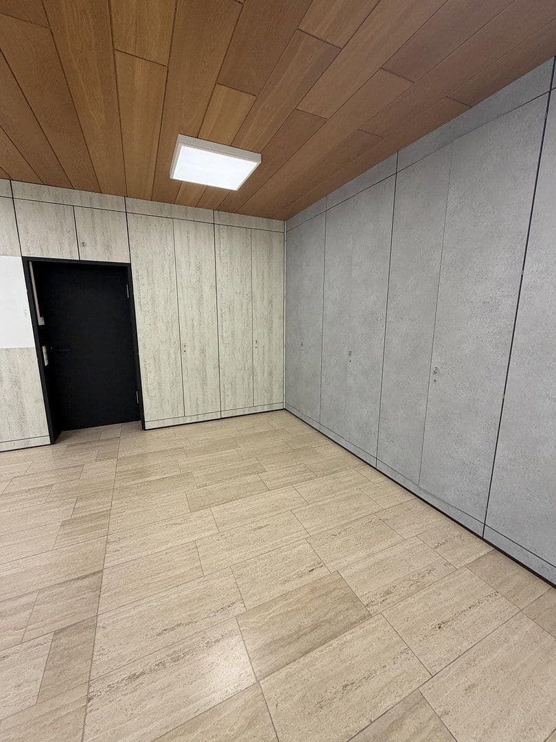 Pronájem nebytového prostoru 400 m², Esslingerstr.18, Altbach, Bádensko-Württembersko Pronájem nebytového prostoru 400 m², Esslingerstr.18, Altbach, Bádensko-Württembersko
