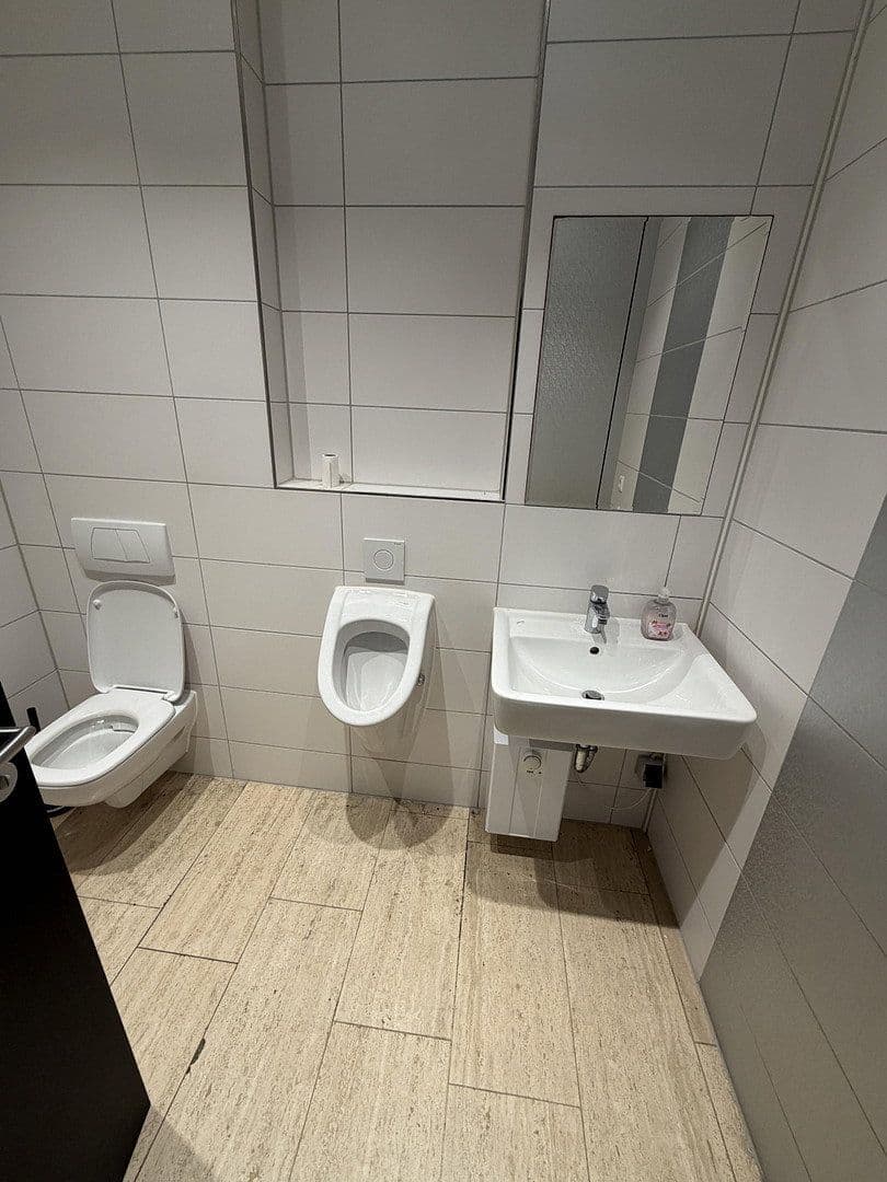 Pronájem nebytového prostoru 400 m², Esslingerstr.18, Altbach, Bádensko-Württembersko Pronájem nebytového prostoru 400 m², Esslingerstr.18, Altbach, Bádensko-Württembersko