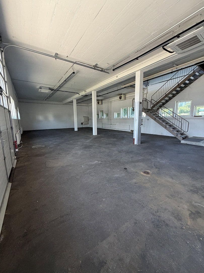 Pronájem nebytového prostoru 400 m², Esslingerstr.18, Altbach, Bádensko-Württembersko Pronájem nebytového prostoru 400 m², Esslingerstr.18, Altbach, Bádensko-Württembersko