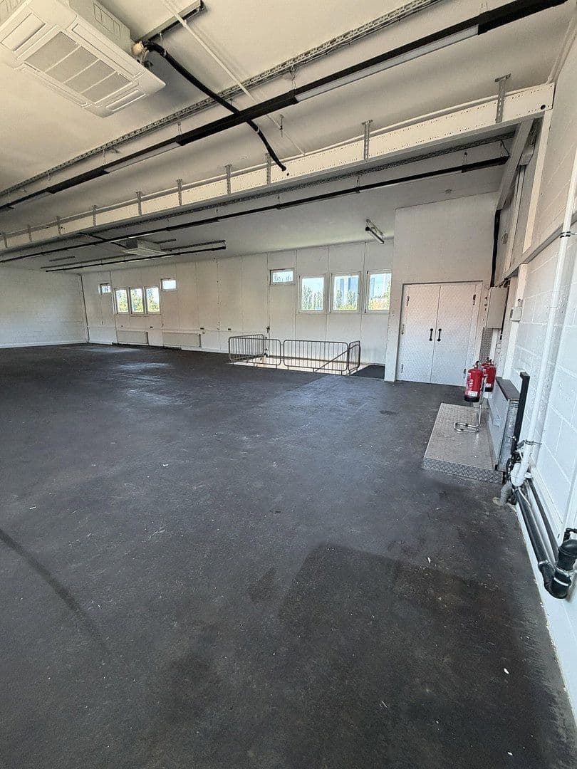 Pronájem nebytového prostoru 400 m², Esslingerstr.18, Altbach, Bádensko-Württembersko Pronájem nebytového prostoru 400 m², Esslingerstr.18, Altbach, Bádensko-Württembersko