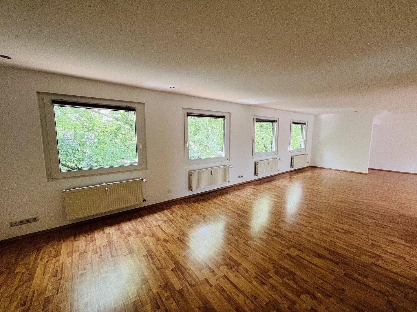 Pronájem bytu 3+1 165 m², Moselstraße 9, Duisburg, Severní Porýní-Vestfálsko Pronájem bytu 3+1 165 m², Moselstraße 9, Duisburg, Severní Porýní-Vestfálsko
