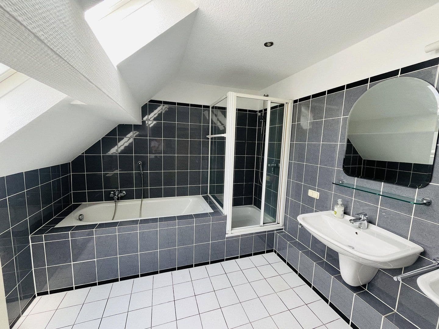 Pronájem bytu 3+1 165 m², Moselstraße 9, Duisburg, Severní Porýní-Vestfálsko Pronájem bytu 3+1 165 m², Moselstraße 9, Duisburg, Severní Porýní-Vestfálsko