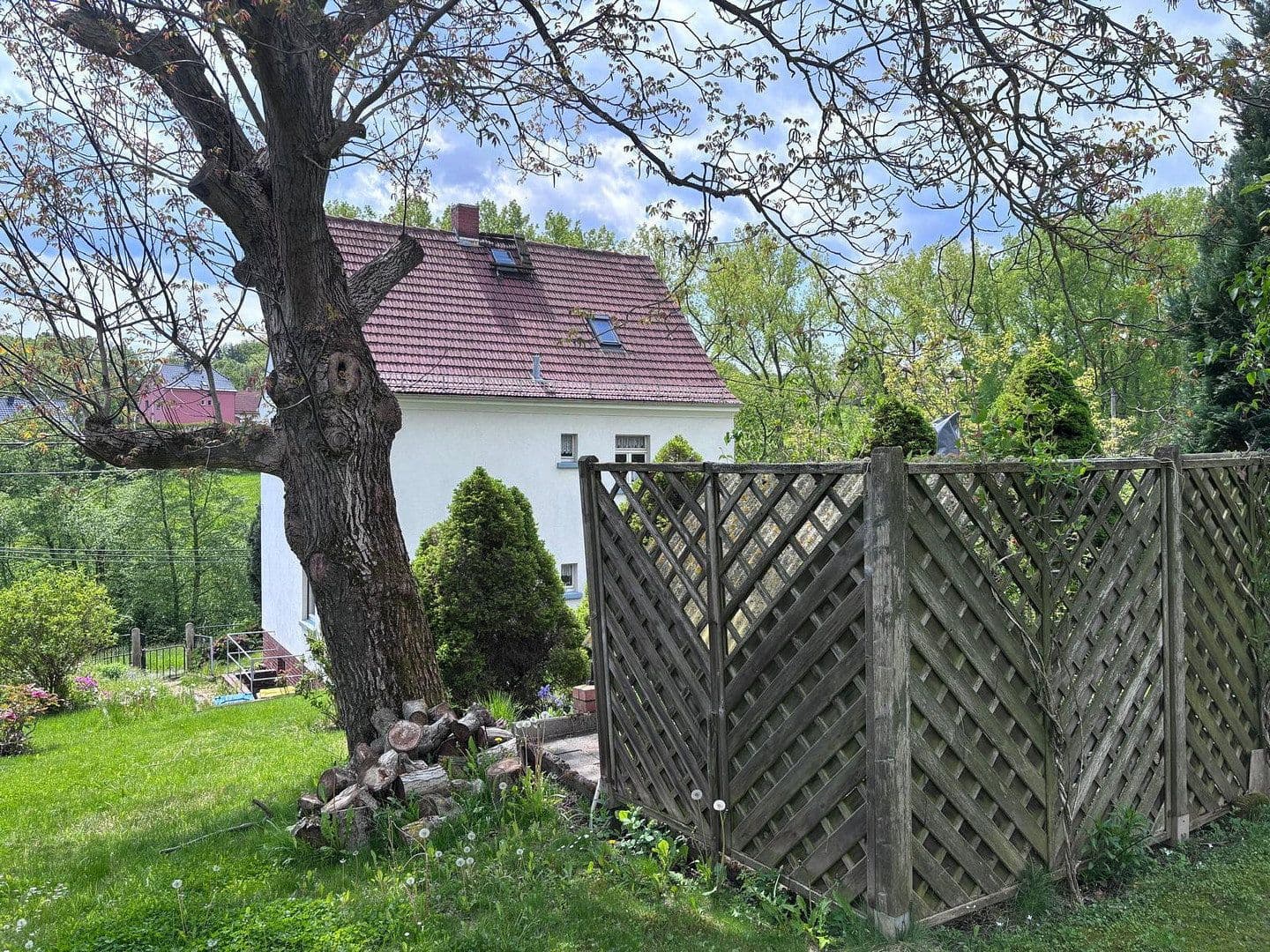 Prodej domu 100 m², pozemek 1.400 m², Braunsdorfer Straße 28, Freital, Sasko Prodej domu 100 m², pozemek 1.400 m², Braunsdorfer Straße 28, Freital, Sasko
