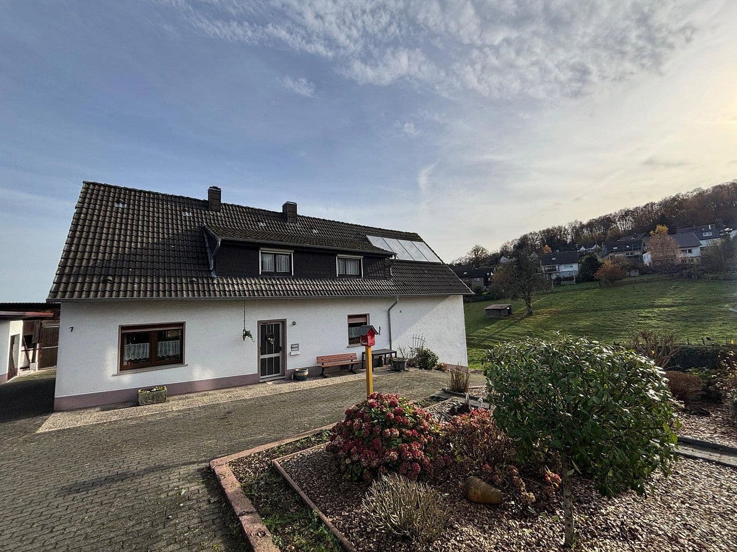 Prodej domu 208 m², pozemek 8.615 m², Bergstrasse 7, Lindlar, Severní Porýní-Vestfálsko Prodej domu 208 m², pozemek 8.615 m², Bergstrasse 7, Lindlar, Severní Porýní-Vestfálsko