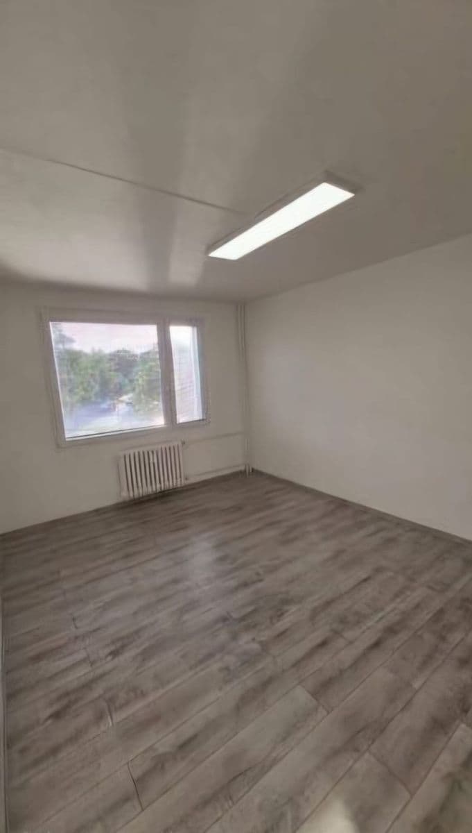 Pronájem bytu 2+1 56 m², náměstí 17. listopadu, Přelouč, Pardubický kraj Pronájem bytu 2+1 56 m², náměstí 17. listopadu, Přelouč, Pardubický kraj