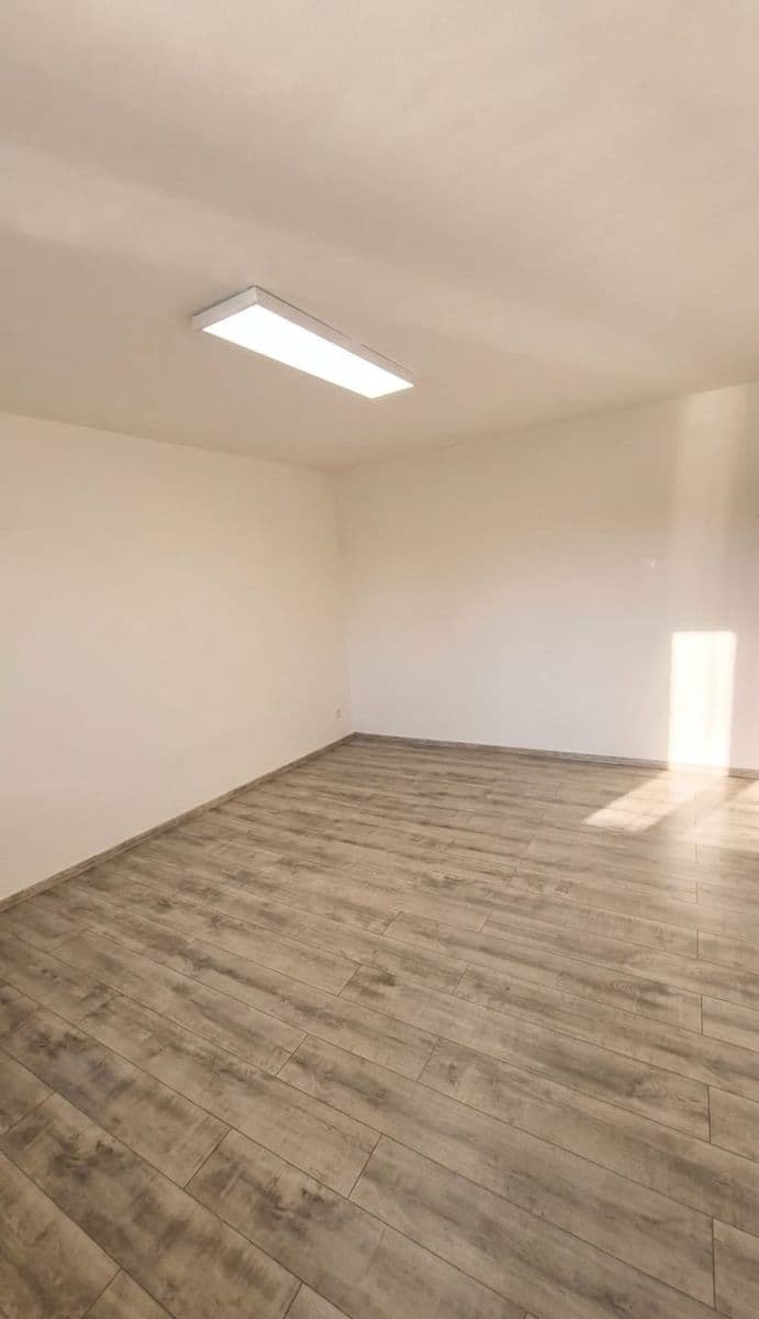 Pronájem bytu 2+1 56 m², náměstí 17. listopadu, Přelouč, Pardubický kraj Pronájem bytu 2+1 56 m², náměstí 17. listopadu, Přelouč, Pardubický kraj