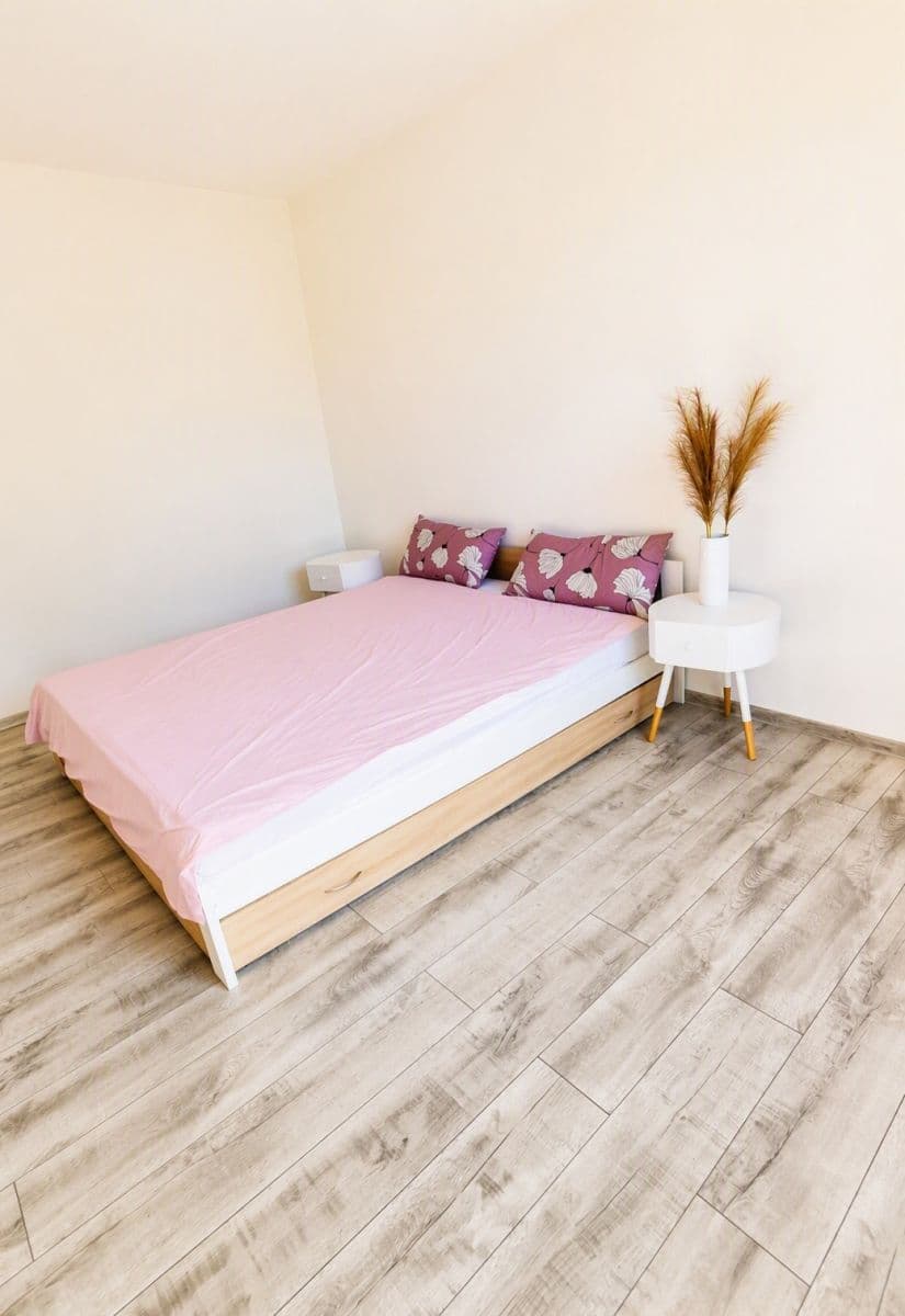 Pronájem bytu 2+1 56 m², náměstí 17. listopadu, Přelouč, Pardubický kraj Pronájem bytu 2+1 56 m², náměstí 17. listopadu, Přelouč, Pardubický kraj