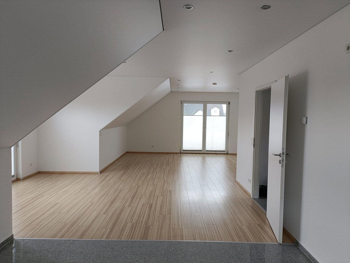 Pronájem bytu 3+kk 90 m², Reilingen, Bádensko-Württembersko Pronájem bytu 3+kk 90 m², Reilingen, Bádensko-Württembersko