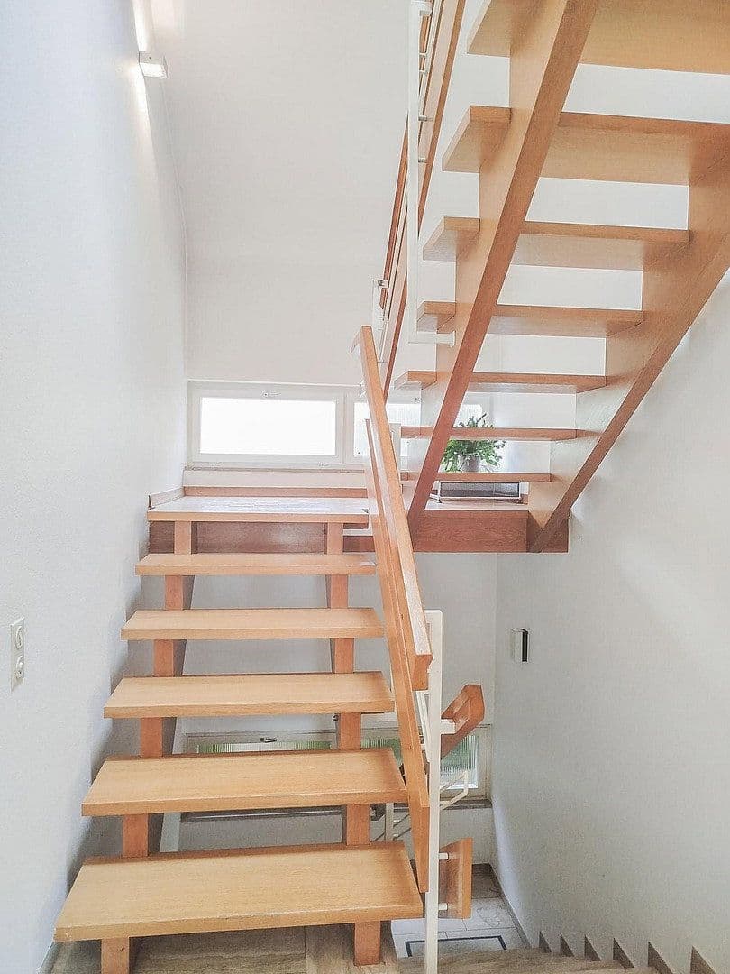 Prodej domu 259 m², pozemek 843 m², Kirchheim unter Teck, Bádensko-Württembersko Prodej domu 259 m², pozemek 843 m², Kirchheim unter Teck, Bádensko-Württembersko