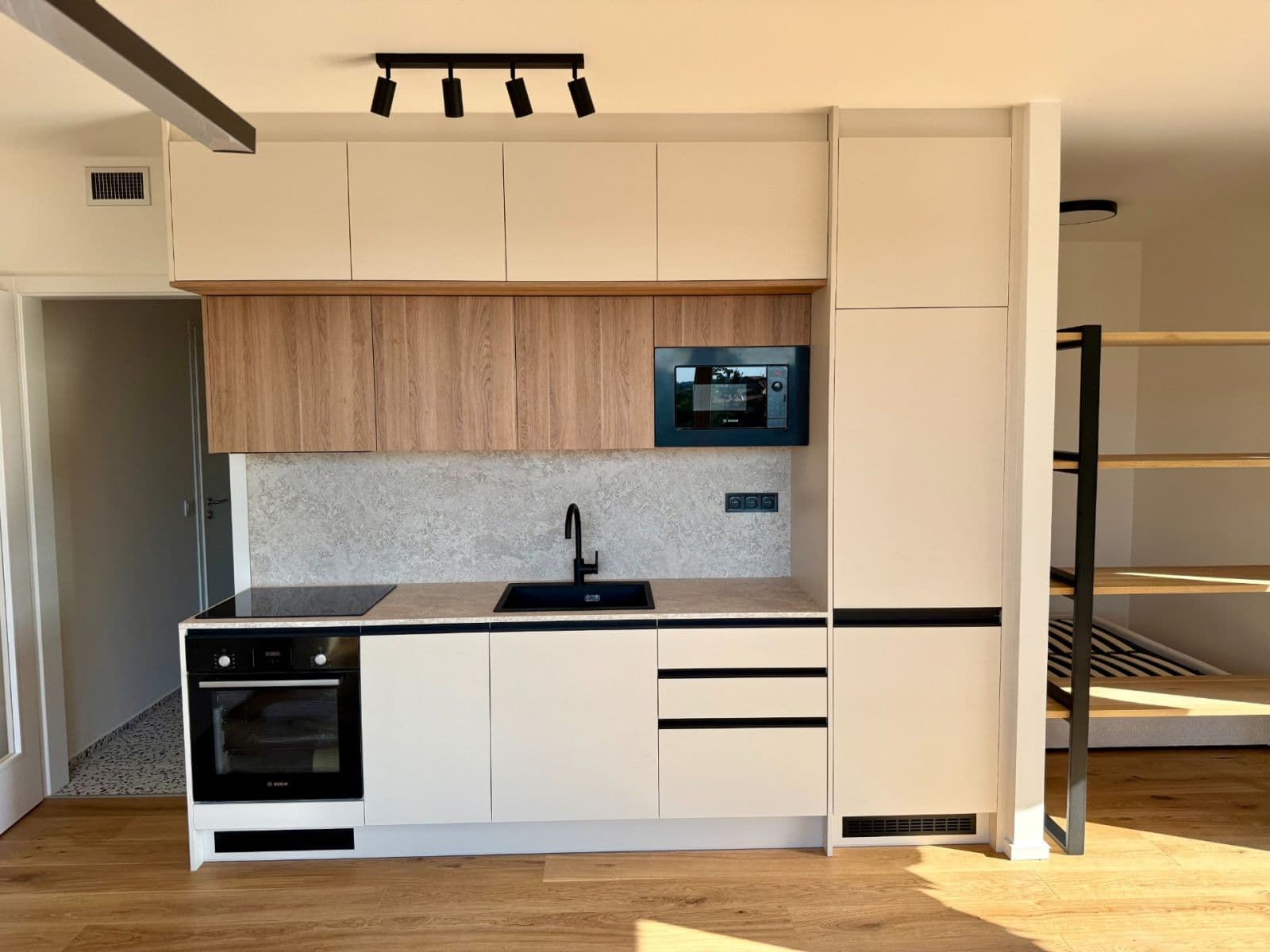Pronájem bytu 1+kk 40 m², U Komína, Praha, Praha Pronájem bytu 1+kk 40 m², U Komína, Praha, Praha