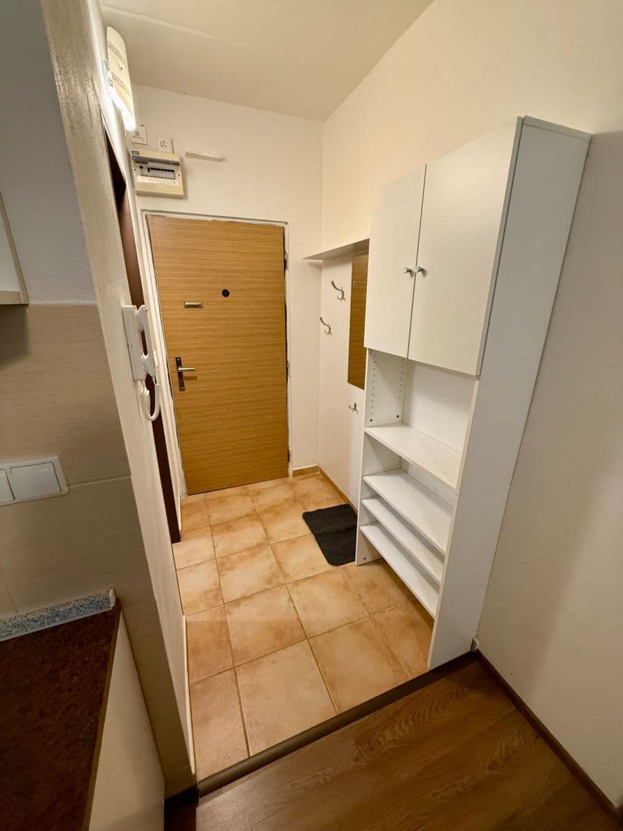 Pronájem bytu 1+1 38 m², Závodu míru, Karlovy Vary, Karlovarský kraj Pronájem bytu 1+1 38 m², Závodu míru, Karlovy Vary, Karlovarský kraj