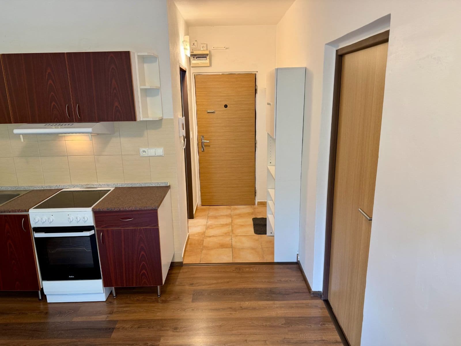 Pronájem bytu 1+1 38 m², Závodu míru, Karlovy Vary, Karlovarský kraj Pronájem bytu 1+1 38 m², Závodu míru, Karlovy Vary, Karlovarský kraj