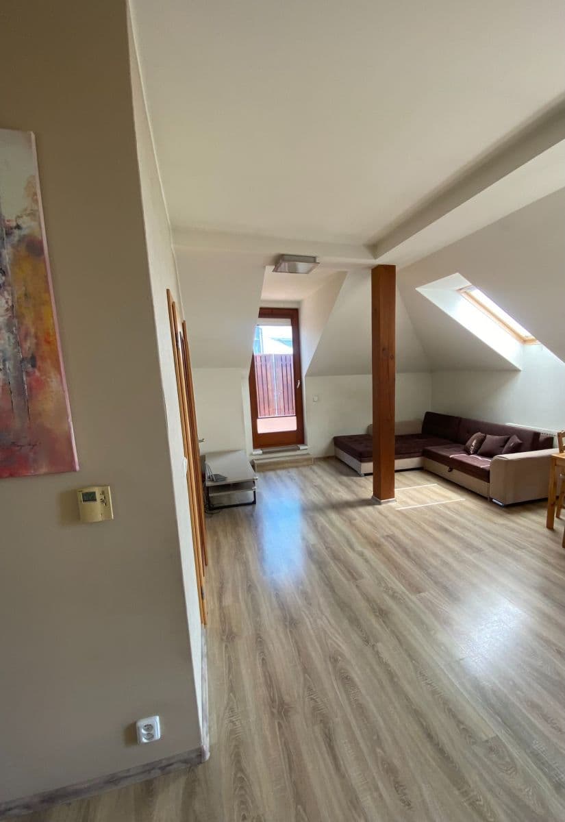 Pronájem bytu 4+kk 102 m², Národních mučedníků, Hradec Králové, Královéhradecký kraj Pronájem bytu 4+kk 102 m², Národních mučedníků, Hradec Králové, Královéhradecký kraj