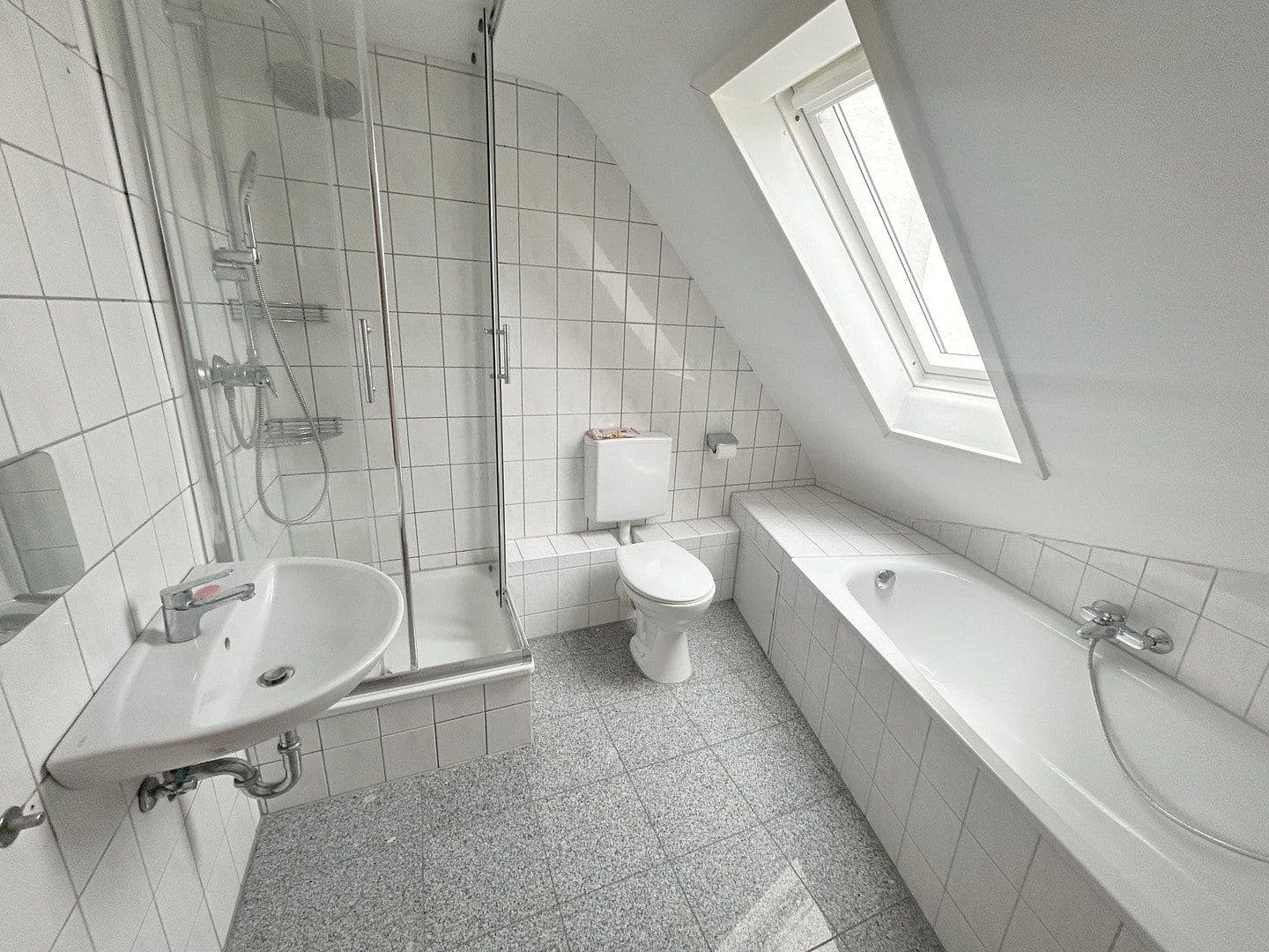 Pronájem bytu 5+1 85 m², Güterbahnhofstr. 23, Kornwestheim, Bádensko-Württembersko Pronájem bytu 5+1 85 m², Güterbahnhofstr. 23, Kornwestheim, Bádensko-Württembersko