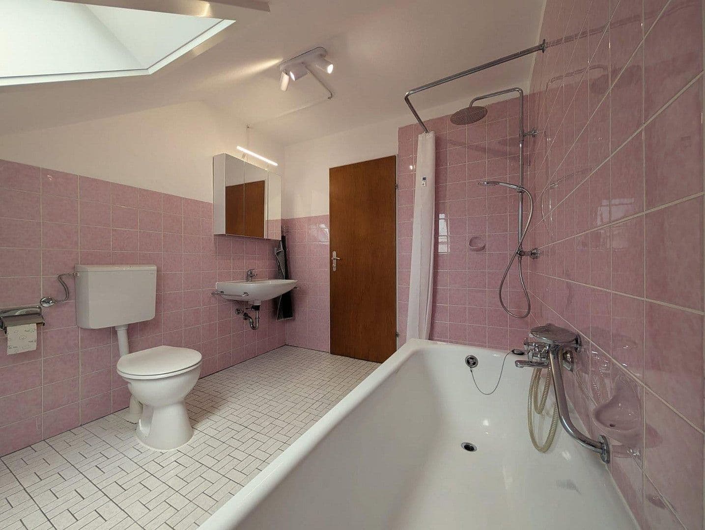 Pronájem bytu 2+1 54 m², Friedrich-Münch-Straße 45, Mühlacker, Bádensko-Württembersko Pronájem bytu 2+1 54 m², Friedrich-Münch-Straße 45, Mühlacker, Bádensko-Württembersko