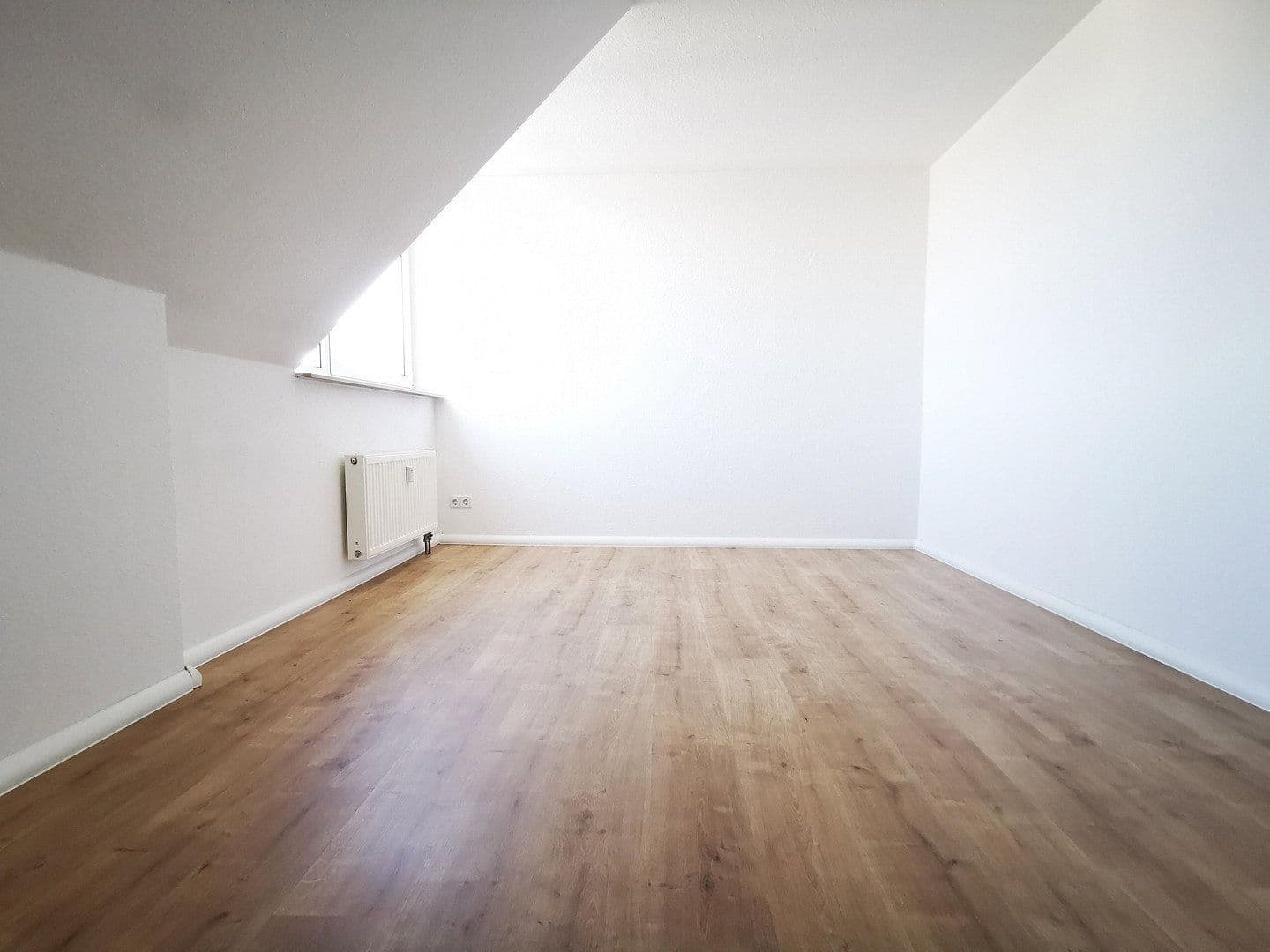 Pronájem bytu 3+1 84 m², Arthur-Bretschneider-Strasse 13, Chemnitz, Sasko Pronájem bytu 3+1 84 m², Arthur-Bretschneider-Strasse 13, Chemnitz, Sasko