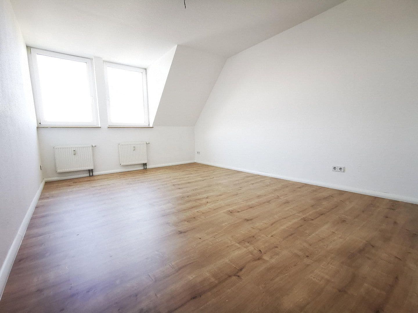 Pronájem bytu 3+1 84 m², Arthur-Bretschneider-Strasse 13, Chemnitz, Sasko Pronájem bytu 3+1 84 m², Arthur-Bretschneider-Strasse 13, Chemnitz, Sasko