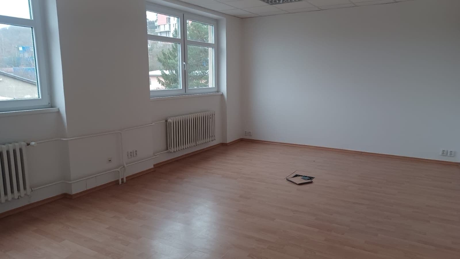 Pronájem nebytového prostoru 25 m², Pod Hájem, Králův Dvůr, Středočeský kraj Pronájem nebytového prostoru 25 m², Pod Hájem, Králův Dvůr, Středočeský kraj