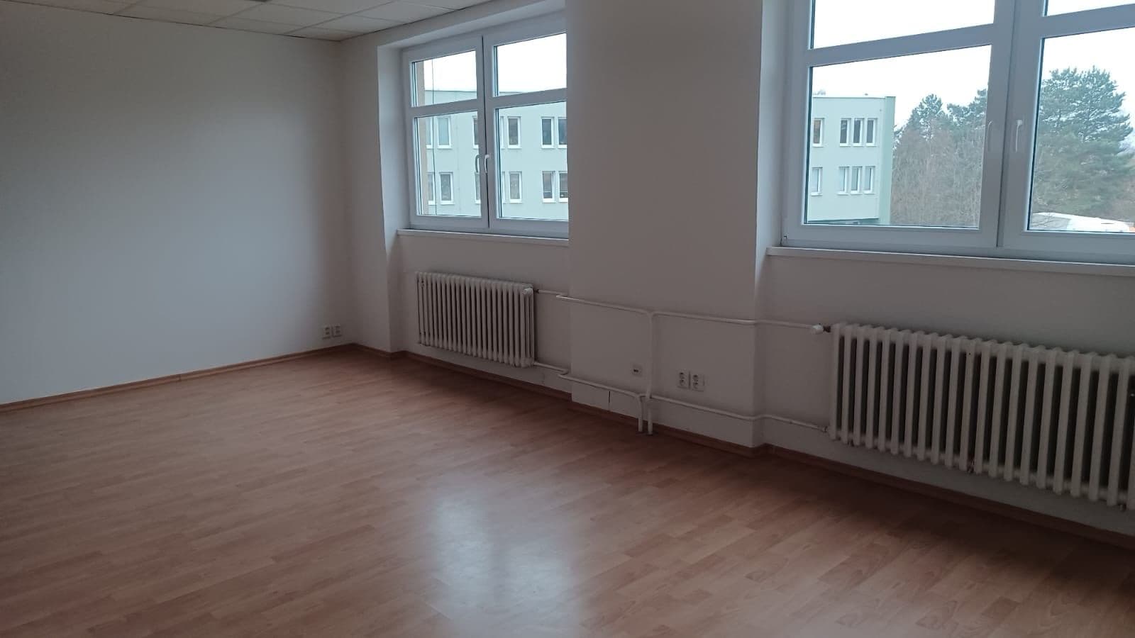 Pronájem nebytového prostoru 25 m², Pod Hájem, Králův Dvůr, Středočeský kraj Pronájem nebytového prostoru 25 m², Pod Hájem, Králův Dvůr, Středočeský kraj
