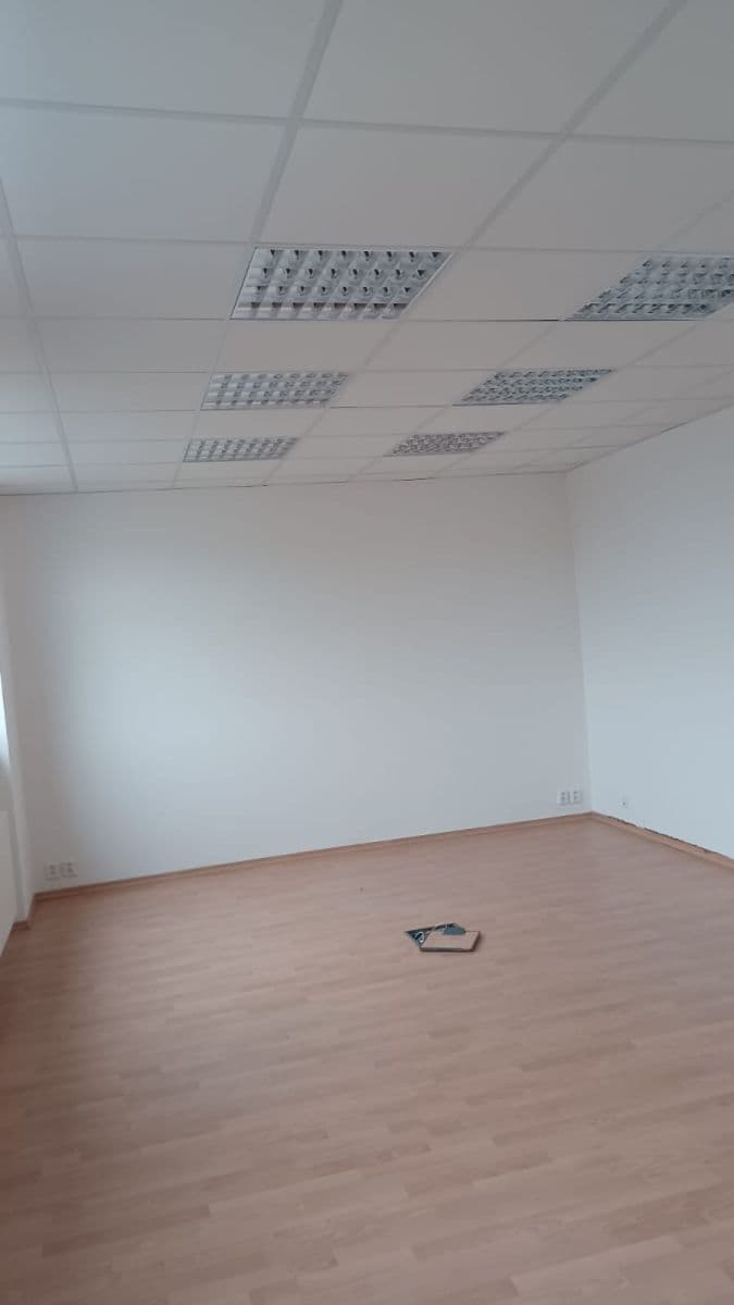 Pronájem nebytového prostoru 25 m², Pod Hájem, Králův Dvůr, Středočeský kraj Pronájem nebytového prostoru 25 m², Pod Hájem, Králův Dvůr, Středočeský kraj
