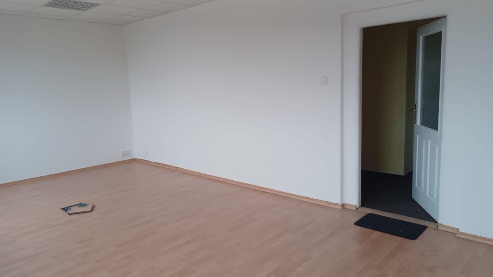 Pronájem nebytového prostoru 25 m², Pod Hájem, Králův Dvůr, Středočeský kraj Pronájem nebytového prostoru 25 m², Pod Hájem, Králův Dvůr, Středočeský kraj