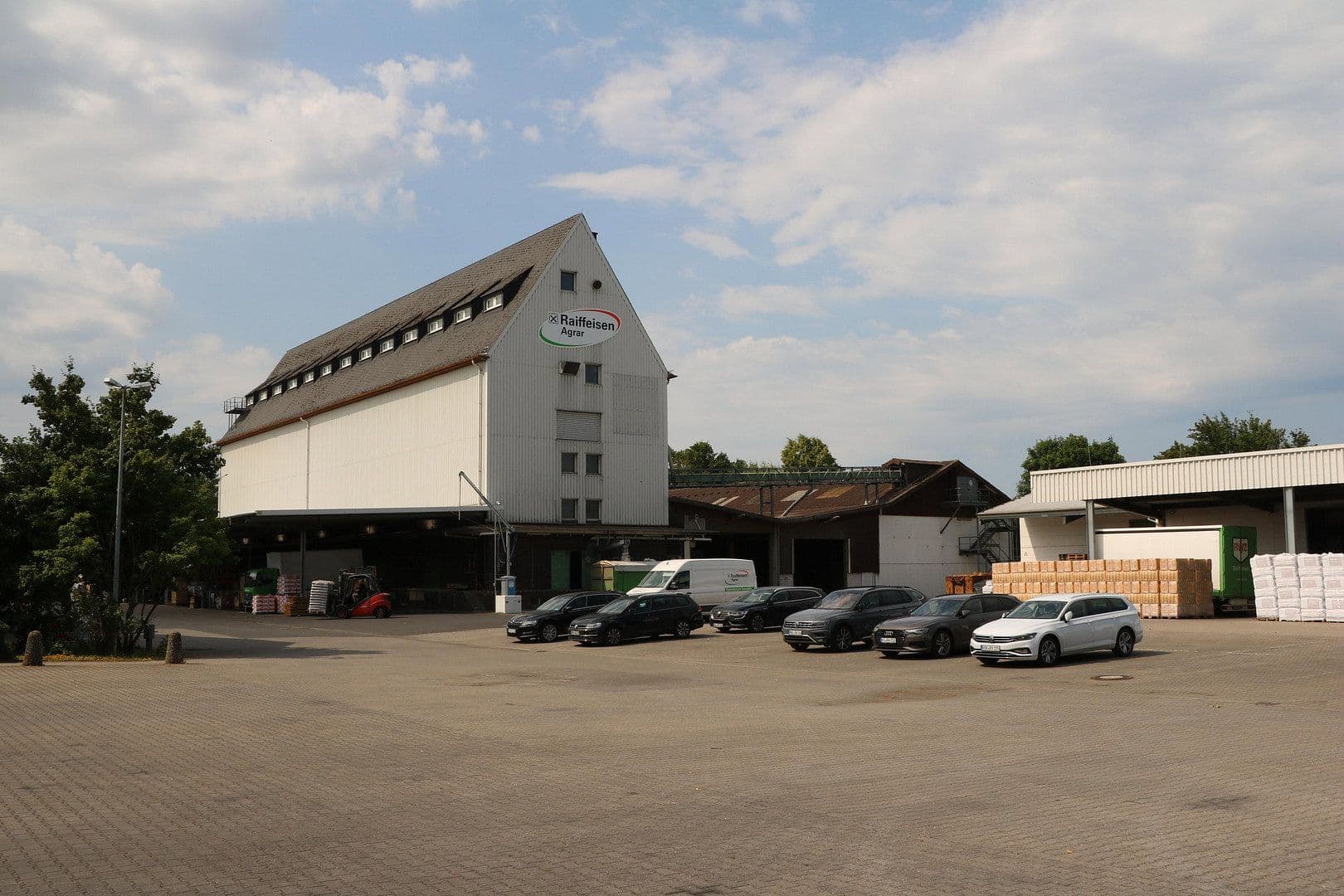 Prodej nebytového prostoru 27.334 m², Raiffeisenstraße 30, Friedberg (Hessen), Hessen Prodej nebytového prostoru 27.334 m², Raiffeisenstraße 30, Friedberg (Hessen), Hessen