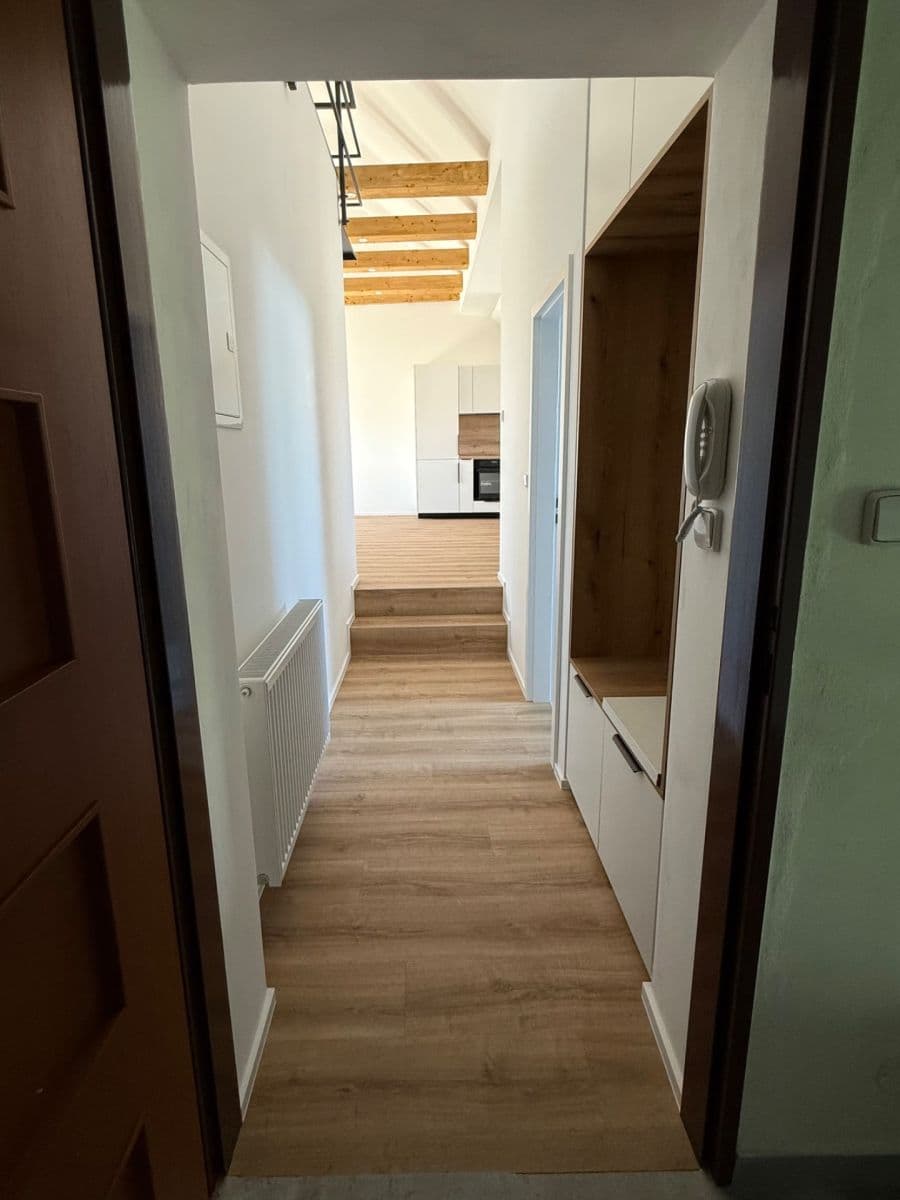 Pronájem bytu 1+kk 70 m², Palackého, Šlapanice, Jihomoravský kraj Pronájem bytu 1+kk 70 m², Palackého, Šlapanice, Jihomoravský kraj