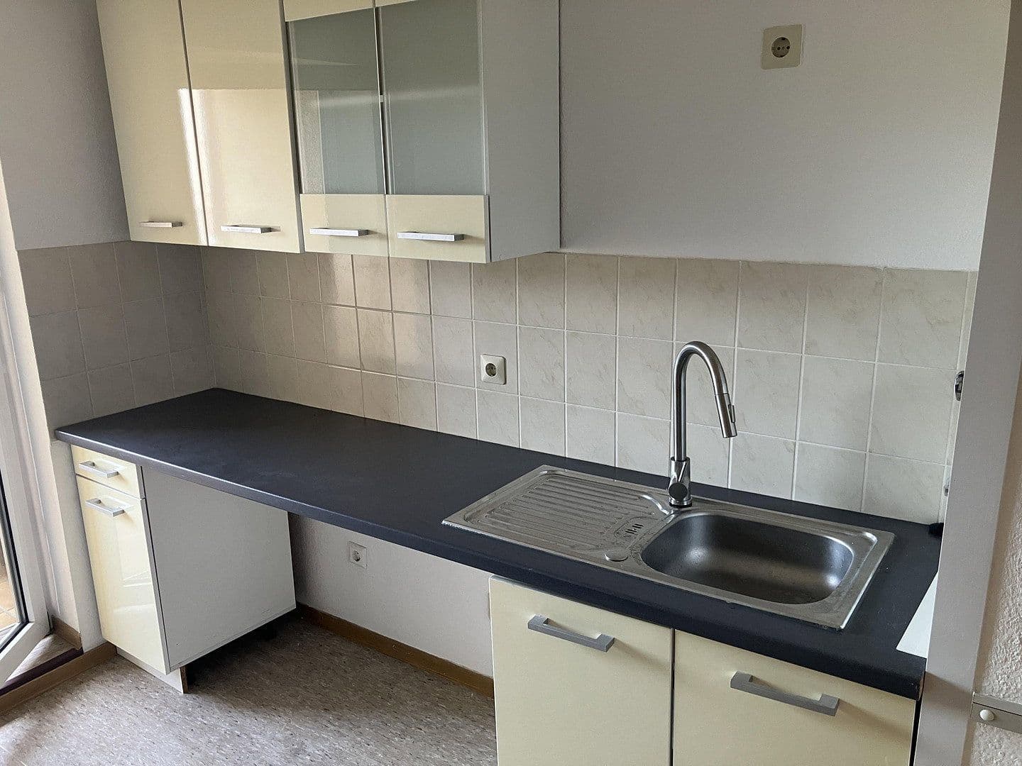 Pronájem bytu 2+1 49 m², Hirschstr. 36, Karlsruhe, Bádensko-Württembersko Pronájem bytu 2+1 49 m², Hirschstr. 36, Karlsruhe, Bádensko-Württembersko