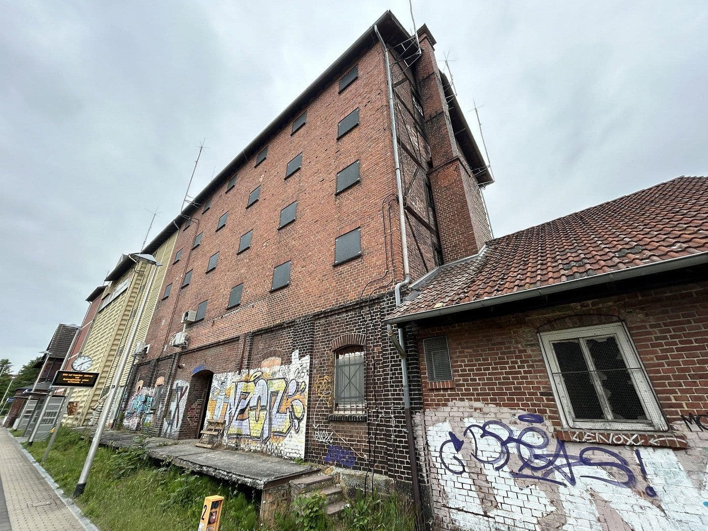 Prodej nebytového prostoru 746 m², An der Bahn 11, Zierenberg, Hessen Prodej nebytového prostoru 746 m², An der Bahn 11, Zierenberg, Hessen