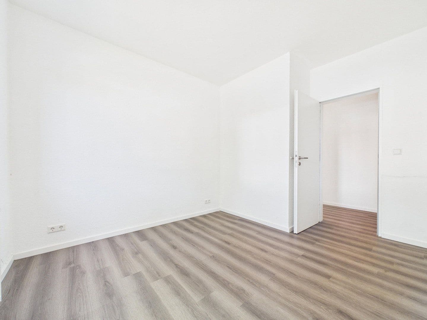 Prodej bytu 3+1 120 m², Düsseldorf, Severní Porýní-Vestfálsko Prodej bytu 3+1 120 m², Düsseldorf, Severní Porýní-Vestfálsko