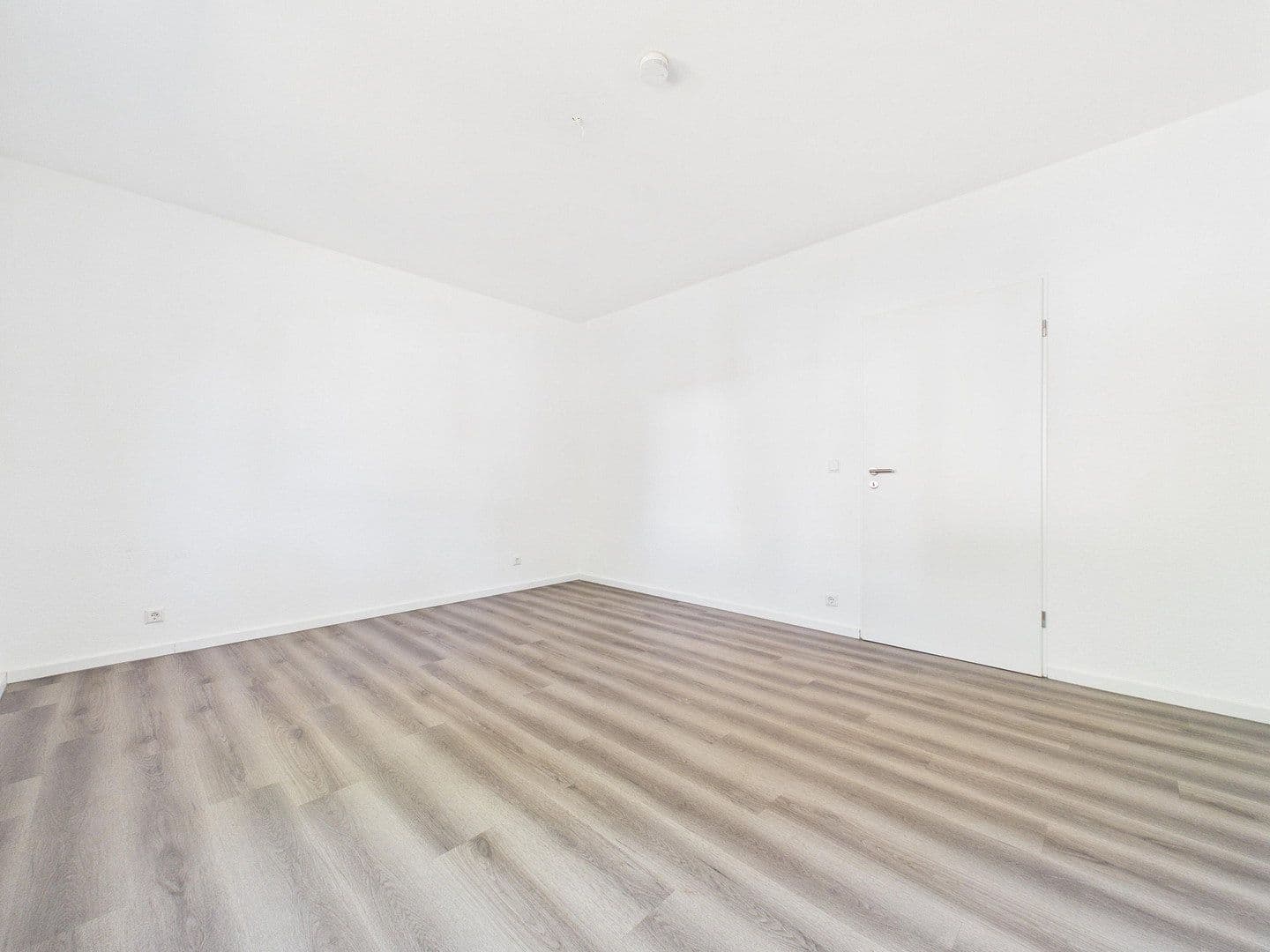 Prodej bytu 3+1 120 m², Düsseldorf, Severní Porýní-Vestfálsko Prodej bytu 3+1 120 m², Düsseldorf, Severní Porýní-Vestfálsko
