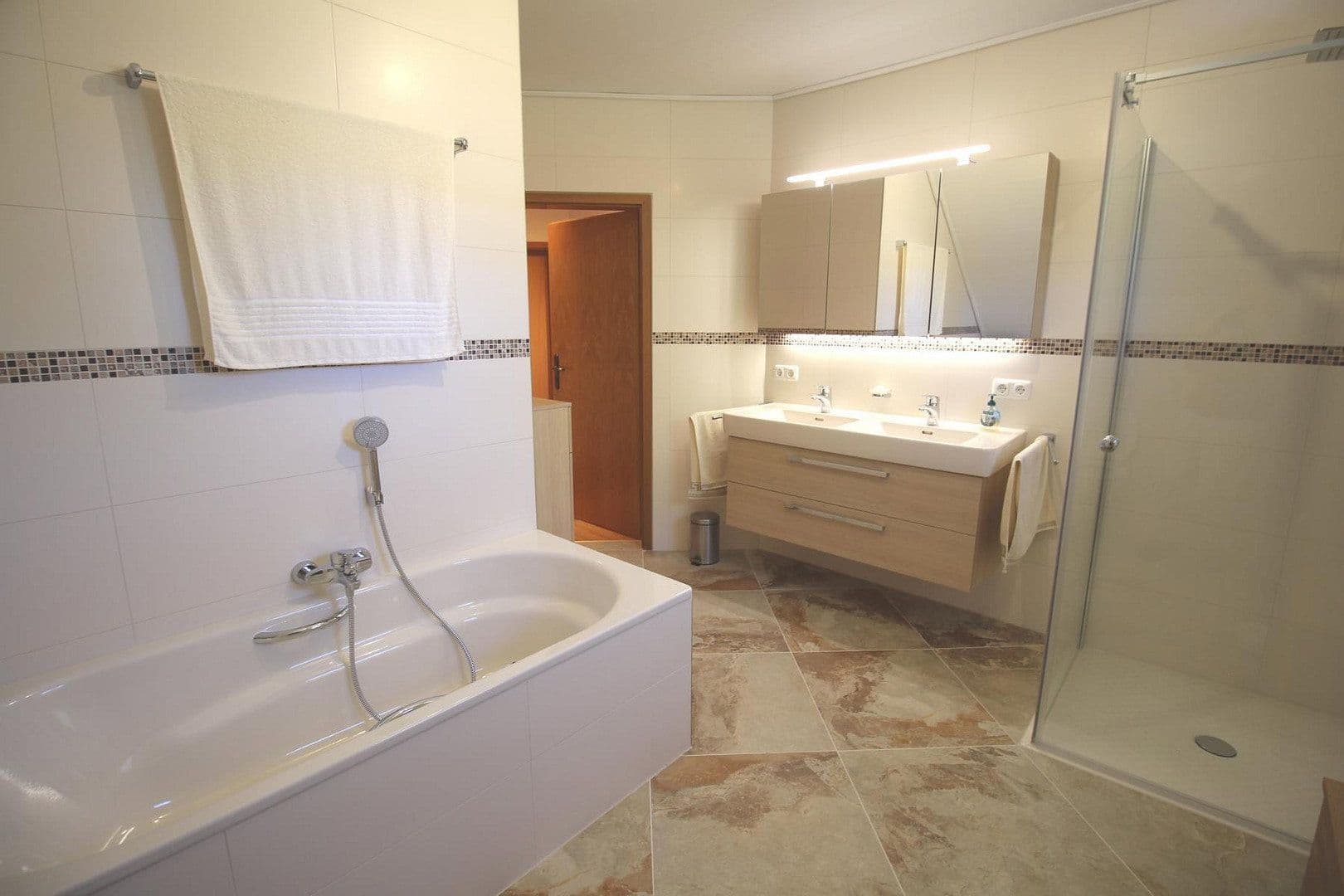 Prodej domu 165 m², pozemek 824 m², Immenhausen, Hessen Prodej domu 165 m², pozemek 824 m², Immenhausen, Hessen