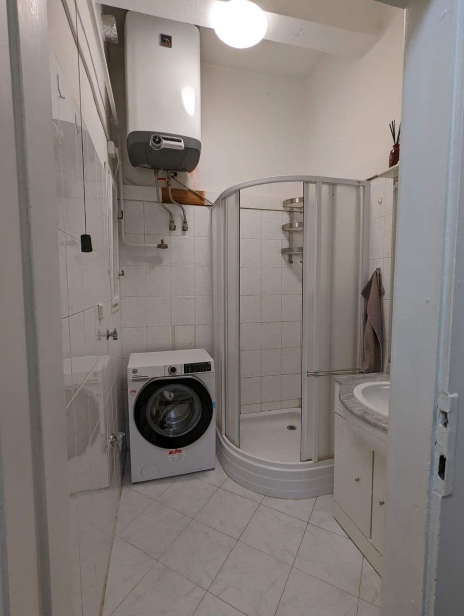 Pronájem bytu 2+kk 56 m², Pernerova, Praha, Praha Pronájem bytu 2+kk 56 m², Pernerova, Praha, Praha