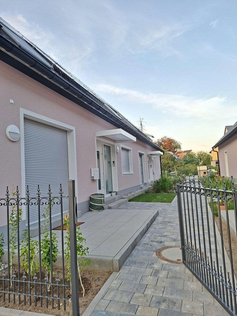 Pronájem domu 155 m², pozemek 16 m², Neureuter Hauptstraße 314, Karlsruhe, Bádensko-Württembersko Pronájem domu 155 m², pozemek 16 m², Neureuter Hauptstraße 314, Karlsruhe, Bádensko-Württembersko