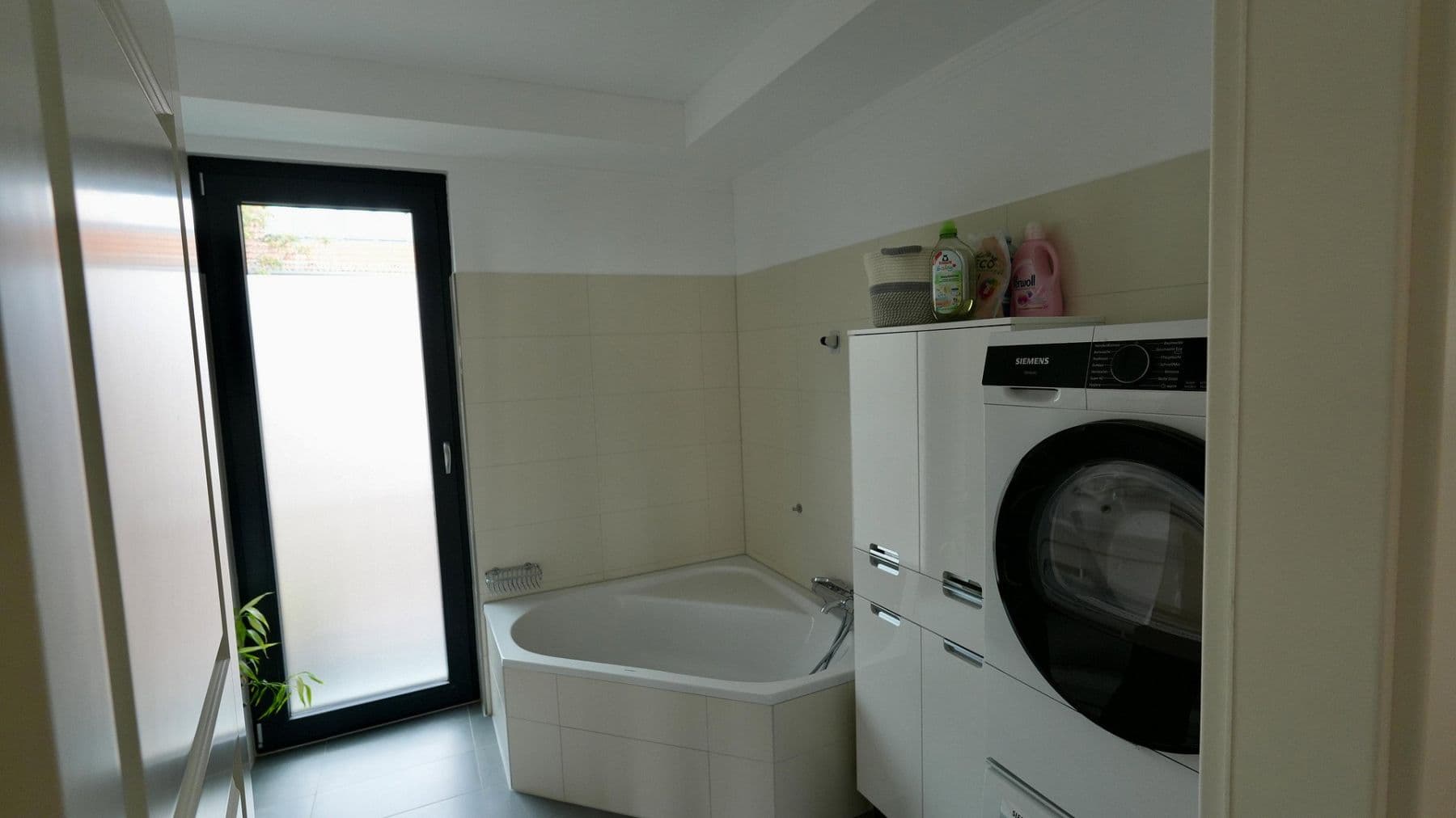 Pronájem bytu 4+1 102 m², Sonntagstr 28, Berlin, Berlín Pronájem bytu 4+1 102 m², Sonntagstr 28, Berlin, Berlín