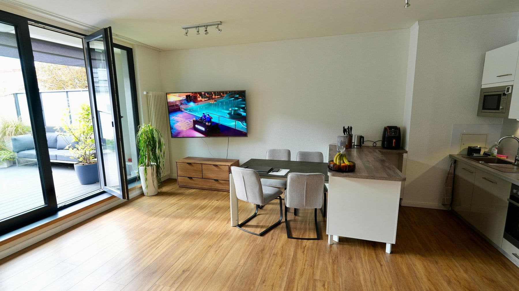 Pronájem bytu 4+1 102 m², Sonntagstr 28, Berlin, Berlín Pronájem bytu 4+1 102 m², Sonntagstr 28, Berlin, Berlín