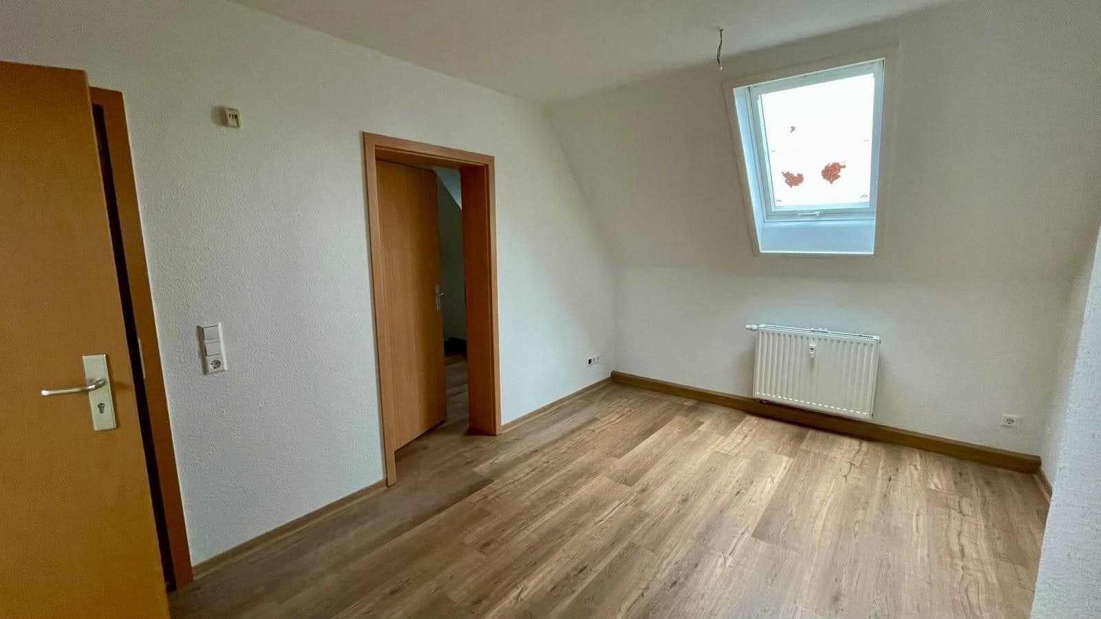 Pronájem bytu 3+1 64 m², Langenbernsdorf, Sasko Pronájem bytu 3+1 64 m², Langenbernsdorf, Sasko